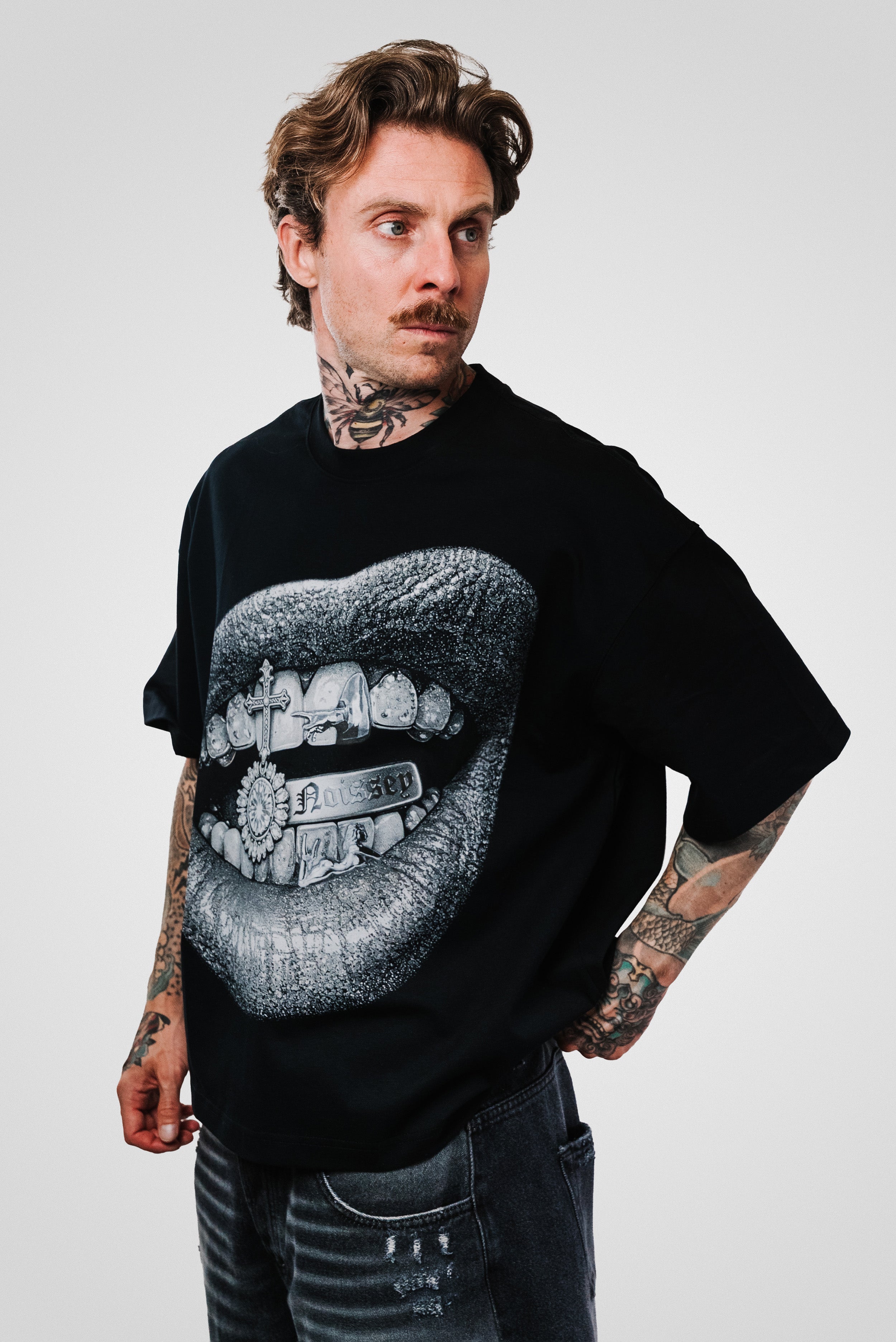 MOUTH SILVER HANDS BLACK BOXY TEE - Noissey Brand
