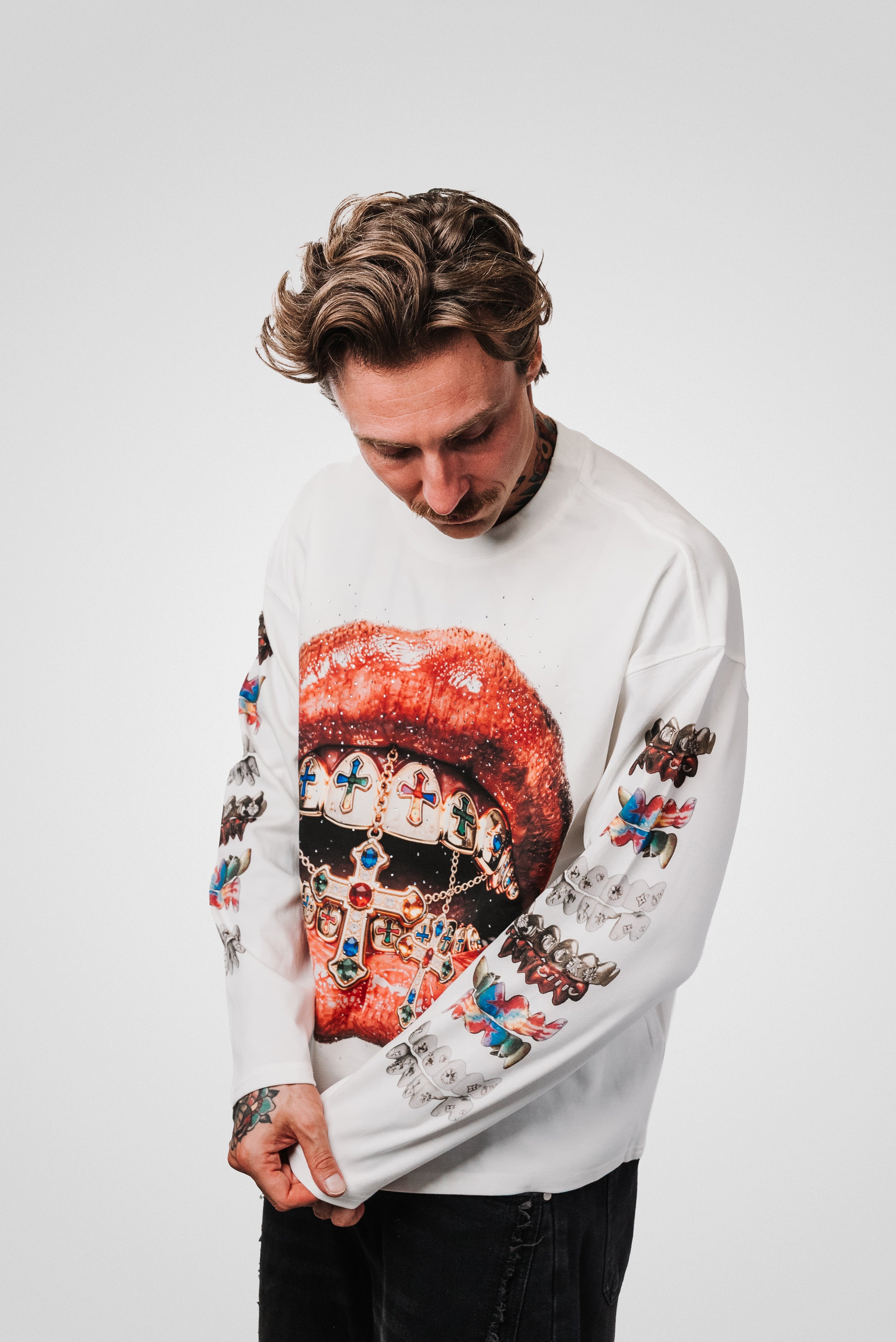 GOLD CHAIN GLITTER MOUTH WHITE BOXY LONGSLEEVE - Noissey Brand