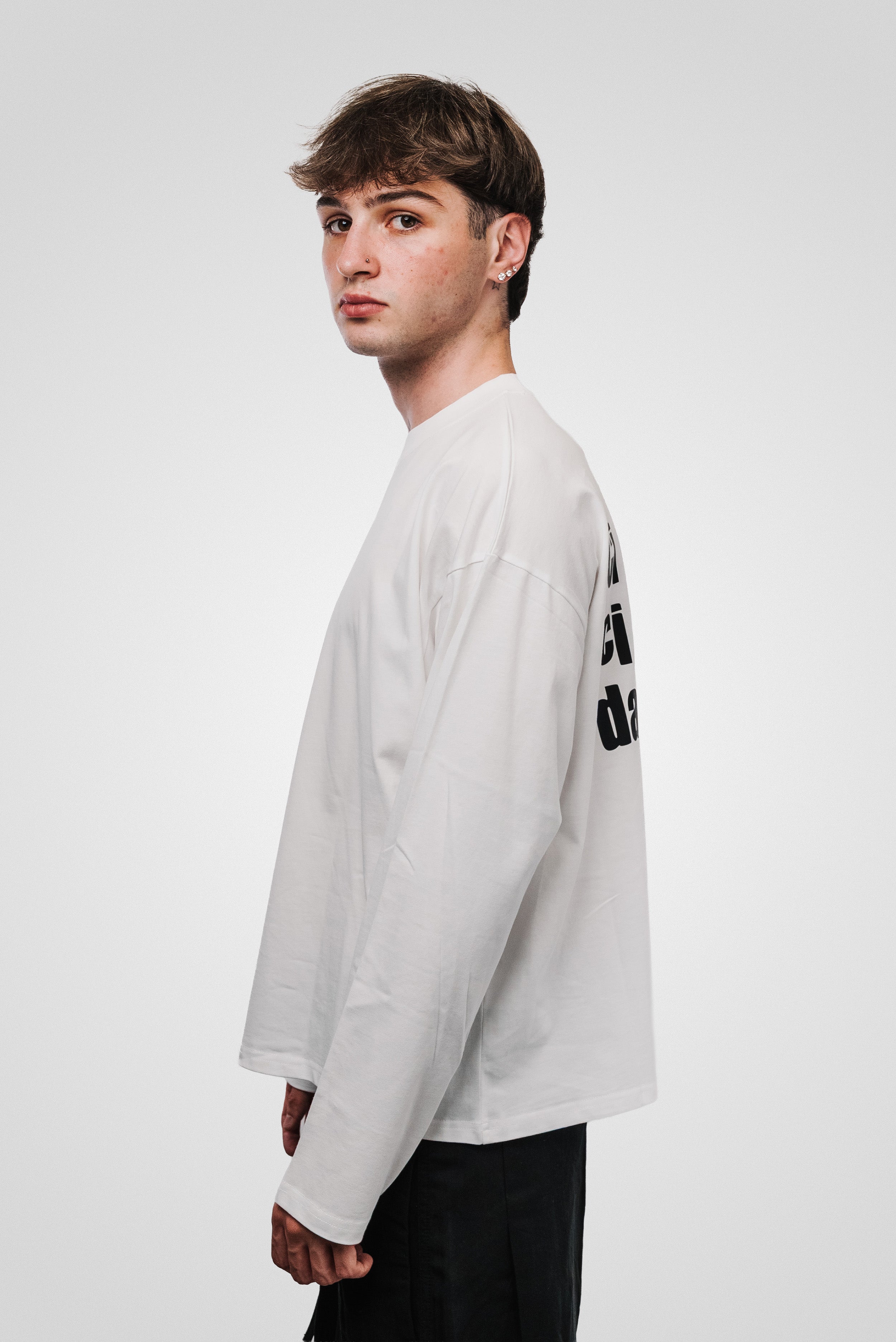 CI BACIAMO O CI GUARDIAMO WHITE BOXY LONGSLEEVE - TheDoubleE