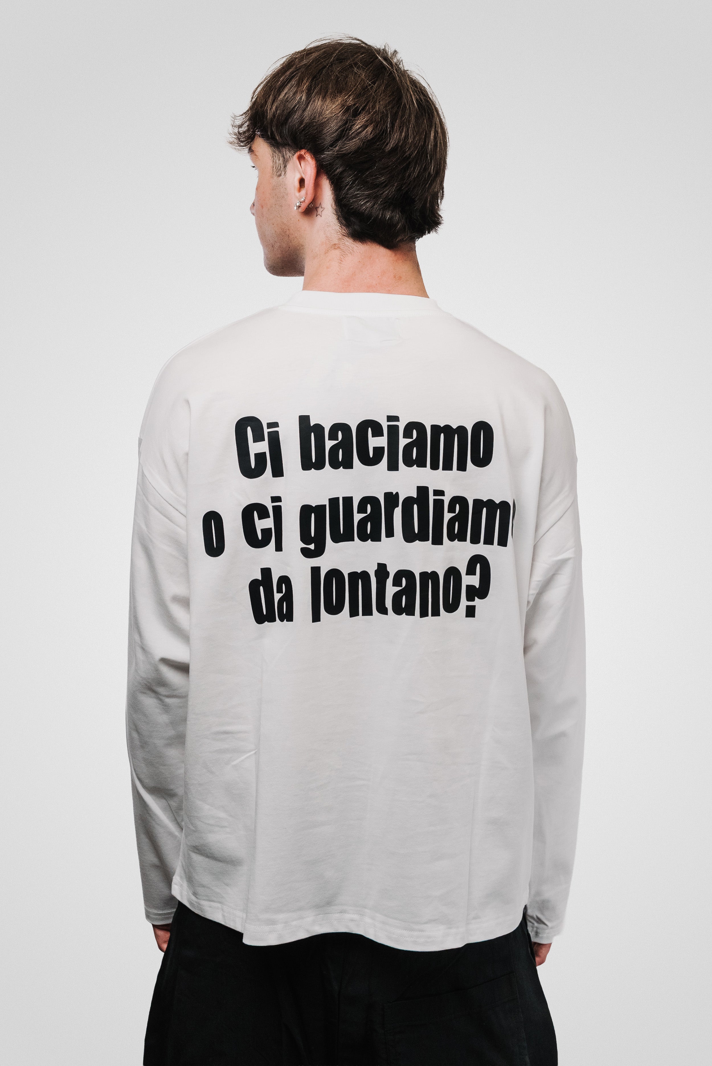 CI BACIAMO O CI GUARDIAMO WHITE BOXY LONGSLEEVE - TheDoubleE