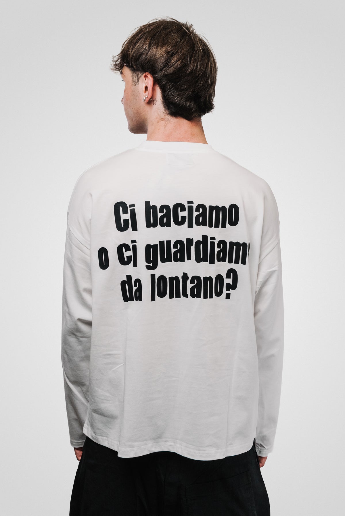 CI BACIAMO O CI GUARDIAMO WHITE BOXY LONGSLEEVE - TheDoubleE