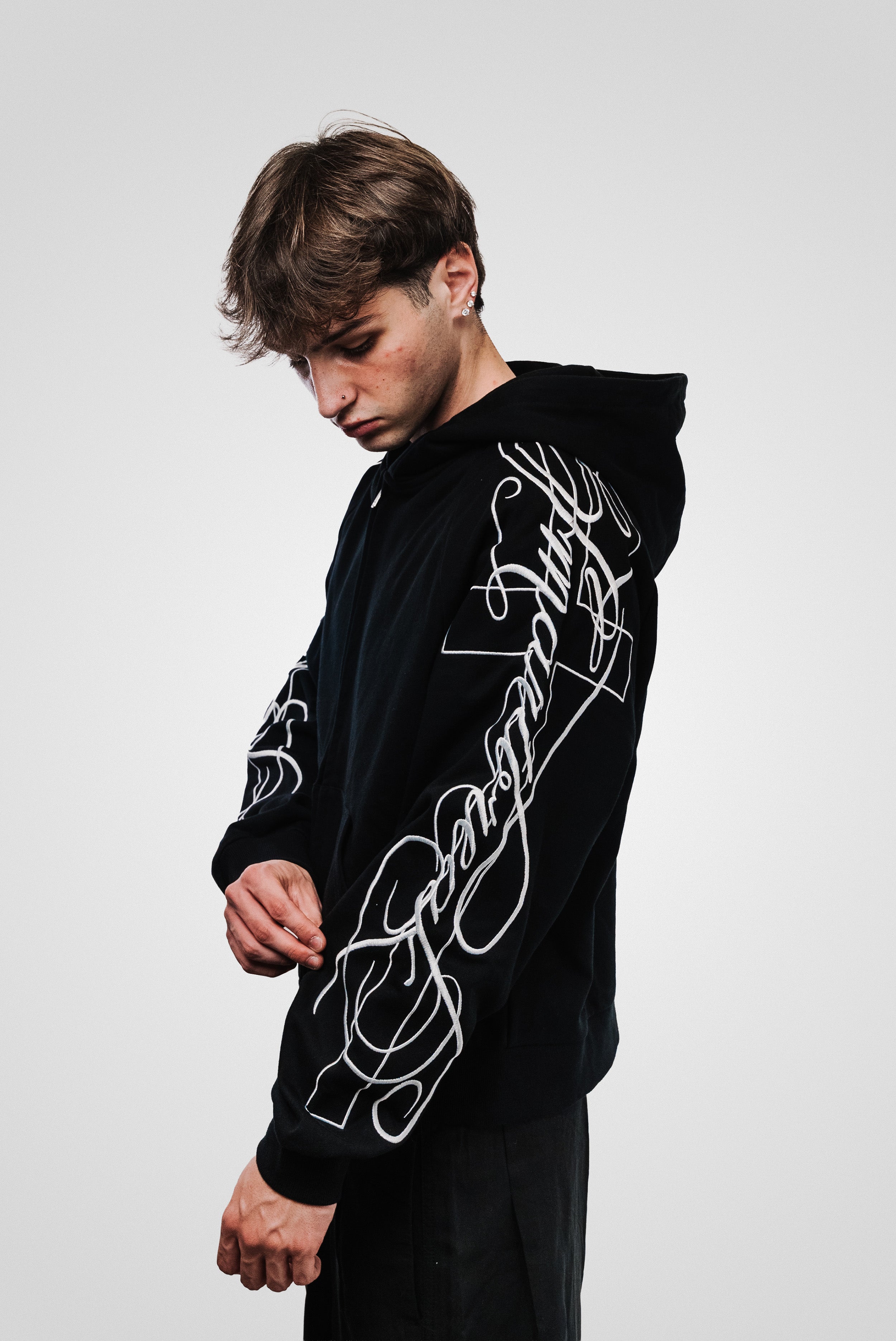 EMBROIDERED ITALICS WRITING BLACK HOODIE - Shoebuya Design