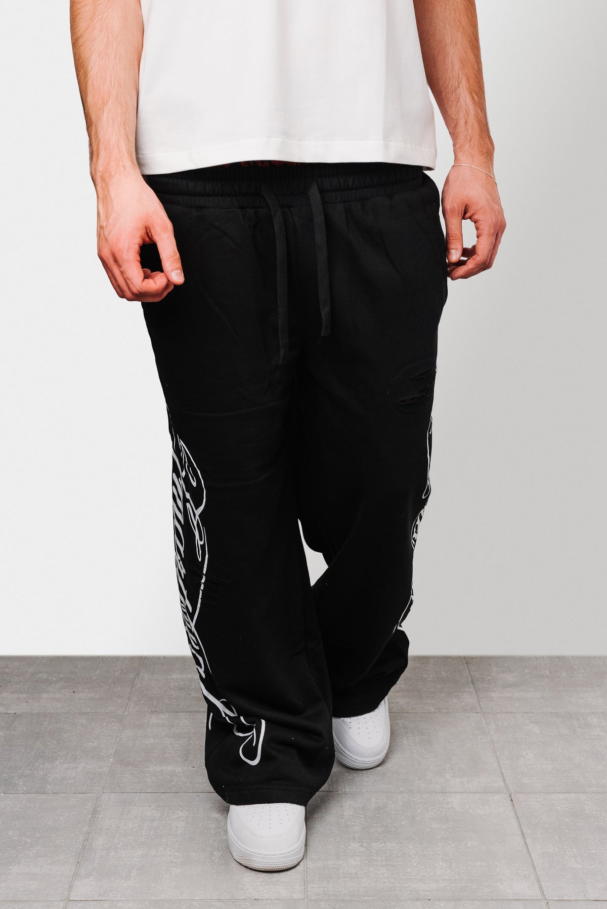 RED VELVET BAND BLACK SWEATPANTS - Shoebuya Design