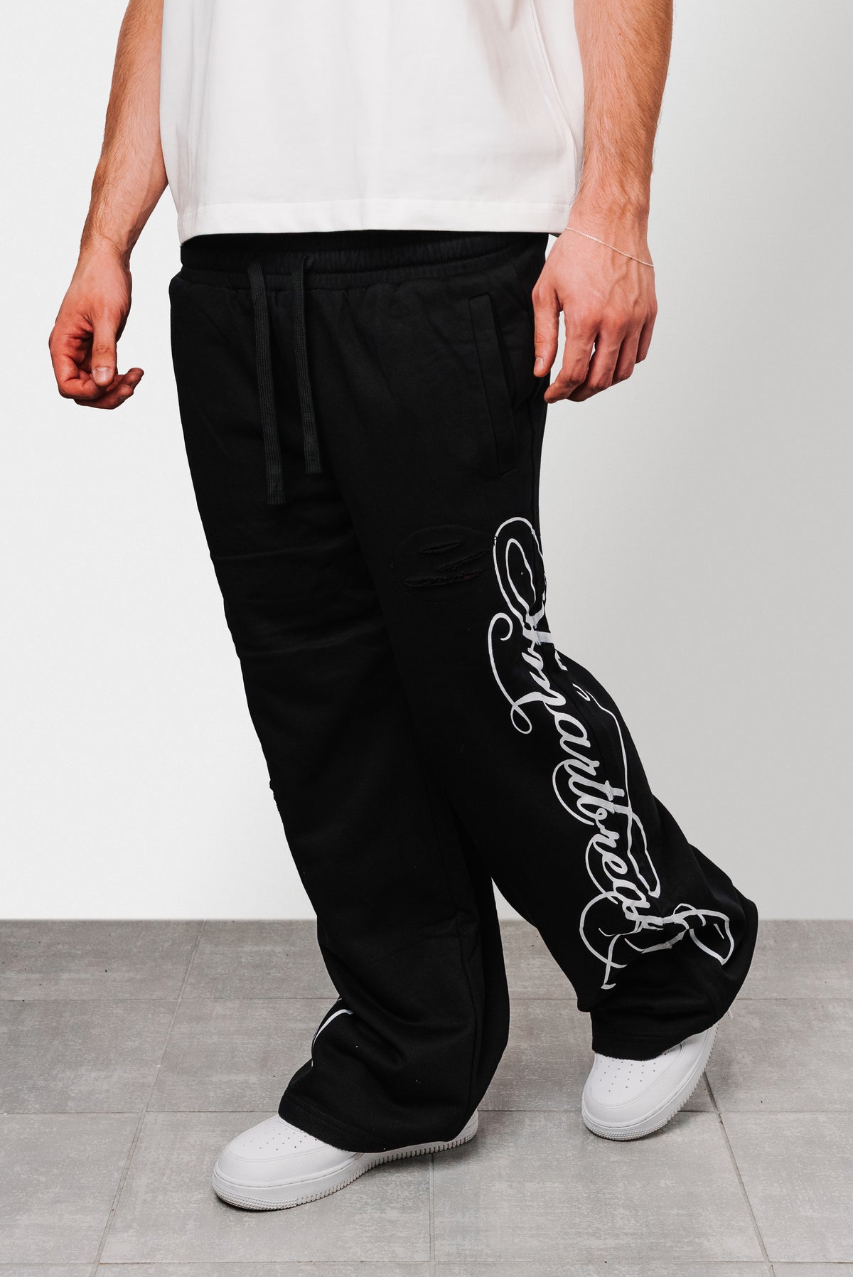 RED VELVET BAND BLACK SWEATPANTS - Shoebuya Design