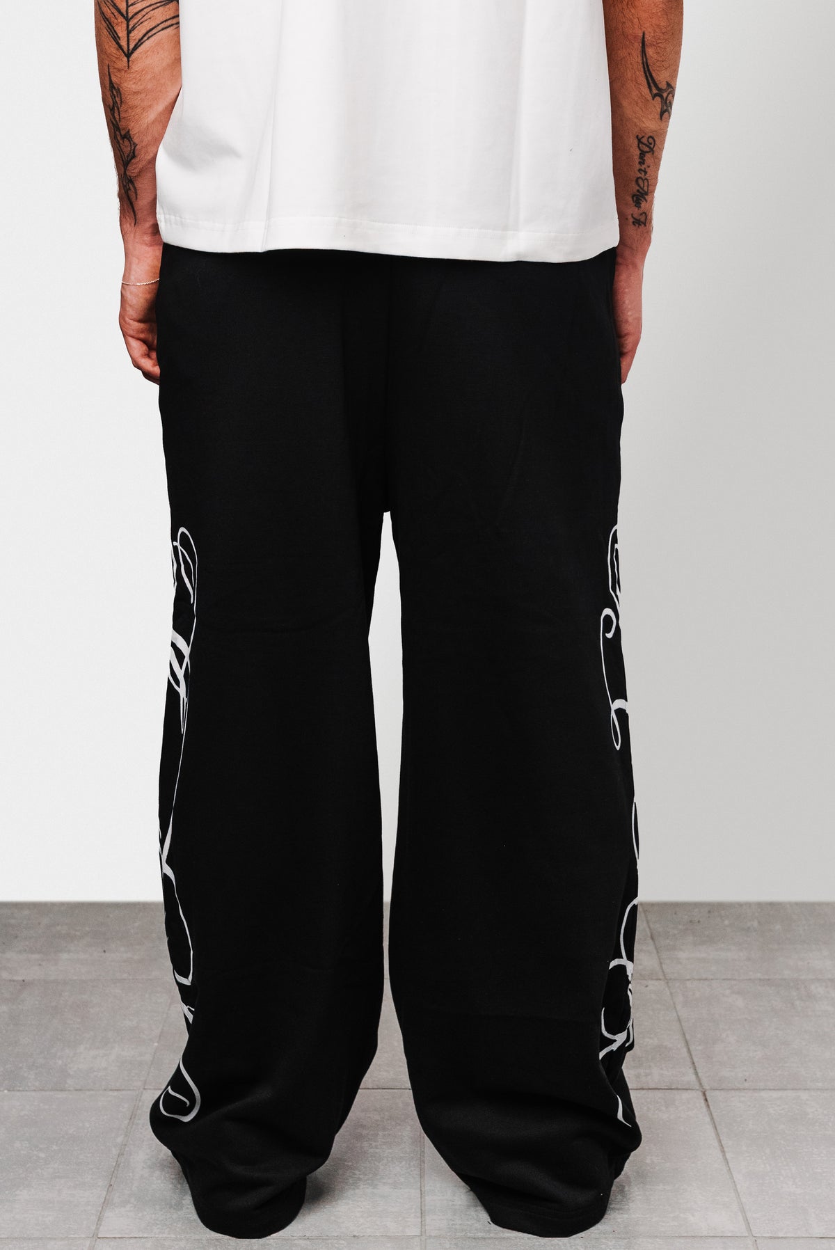RED VELVET BAND BLACK SWEATPANTS - Shoebuya Design