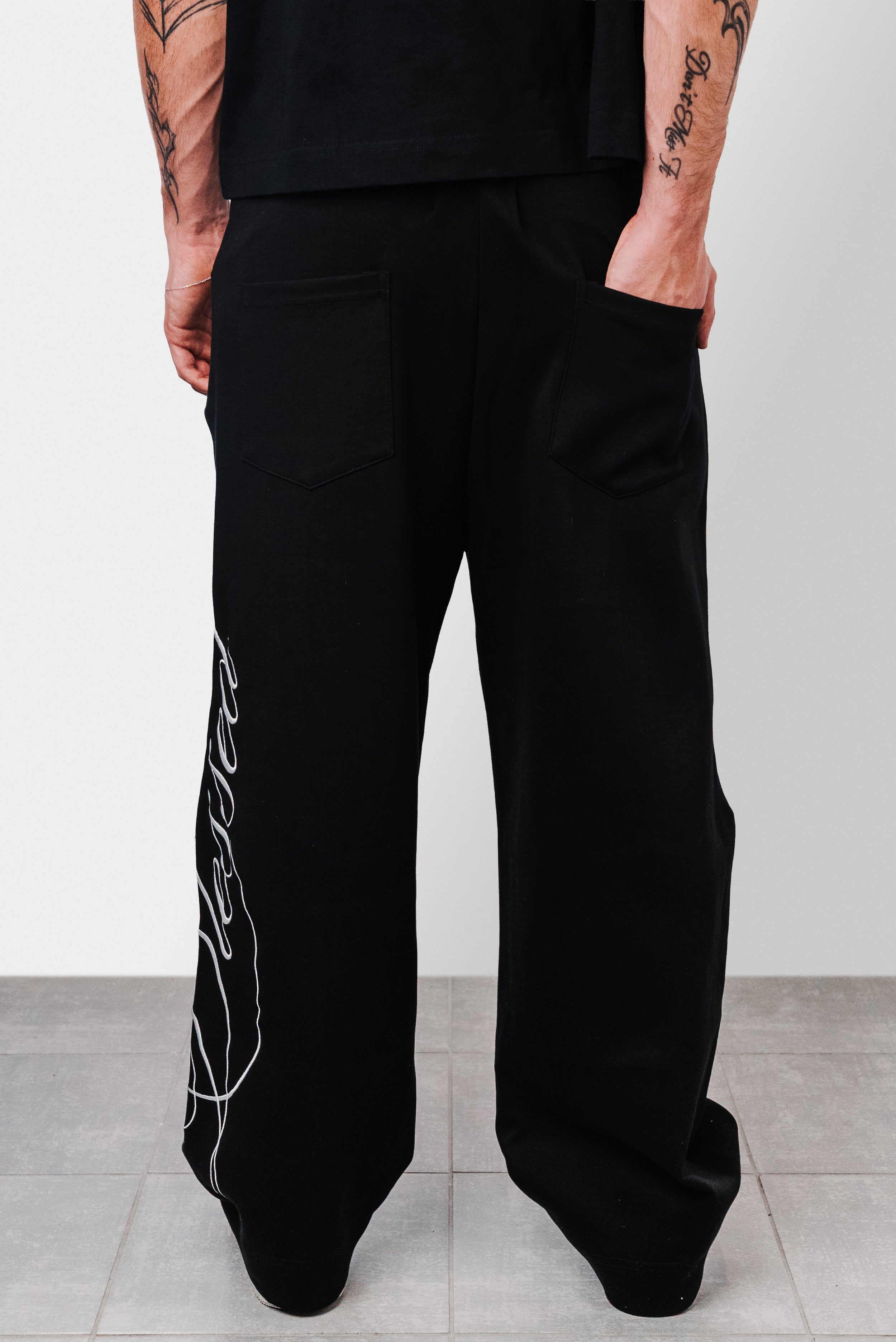 CLASSIC FIT EMBROIDERY BLACK SWEATPANTS - TheDoubleE