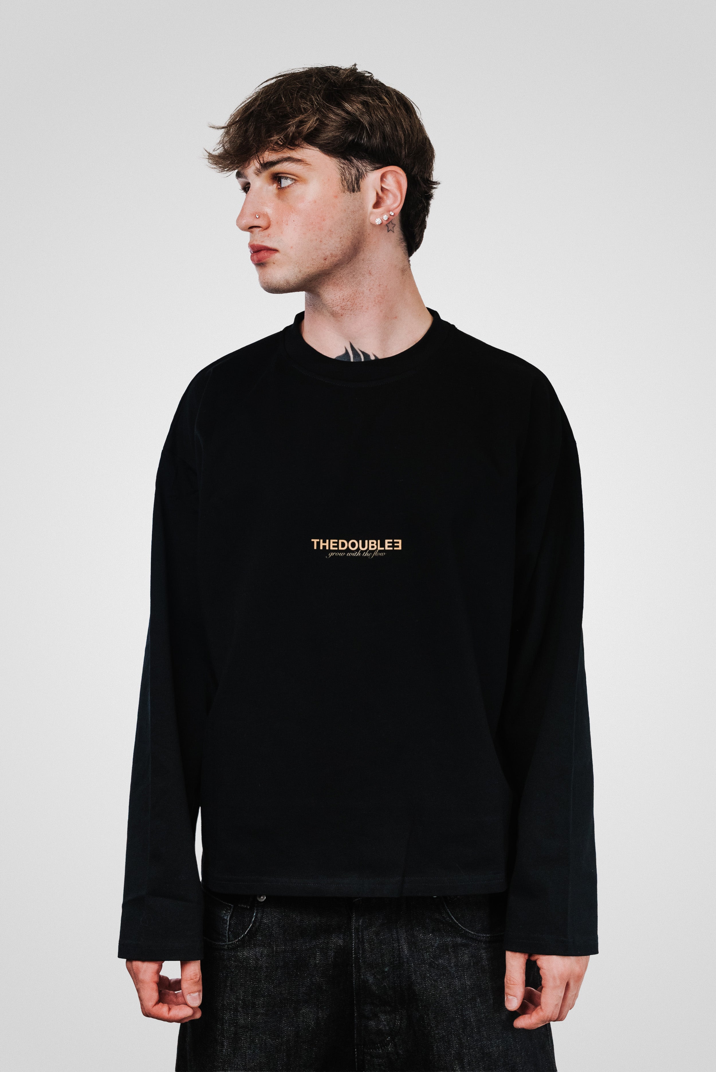 HUG BRUNETTE BLACK BOXY LONGSLEEVE - TheDoubleE
