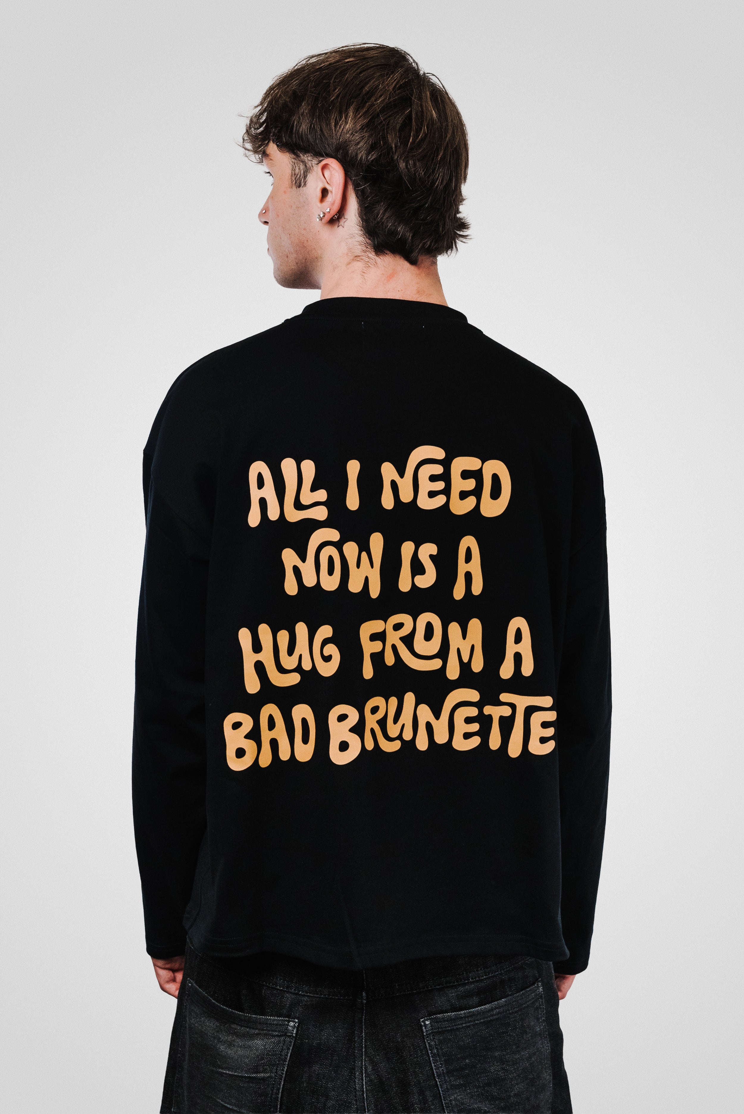 HUG BRUNETTE BLACK BOXY LONGSLEEVE - TheDoubleE