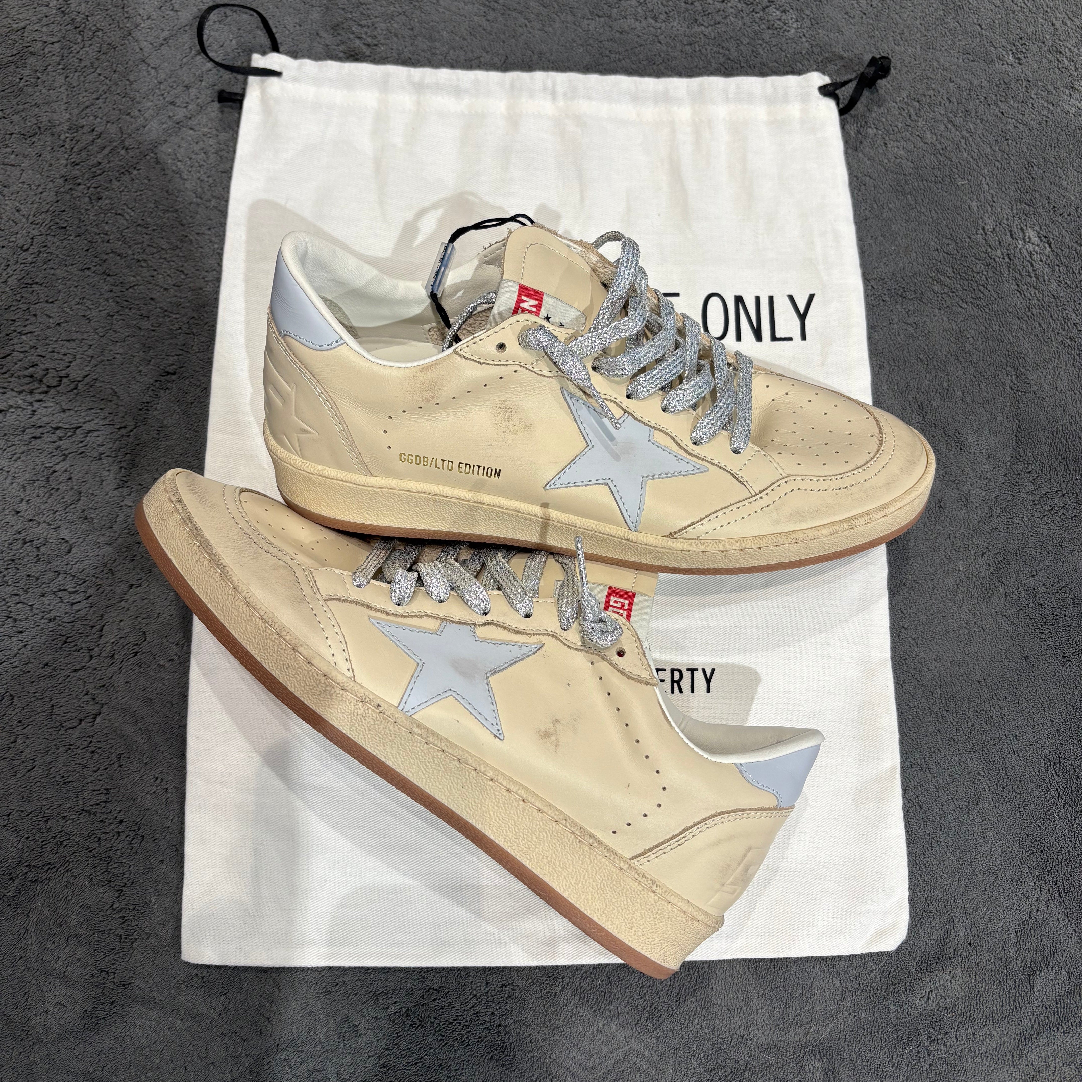 GOLDEN GOOSE BALLSTAR IN PELLE CREAM E STELLA BABY BLUE